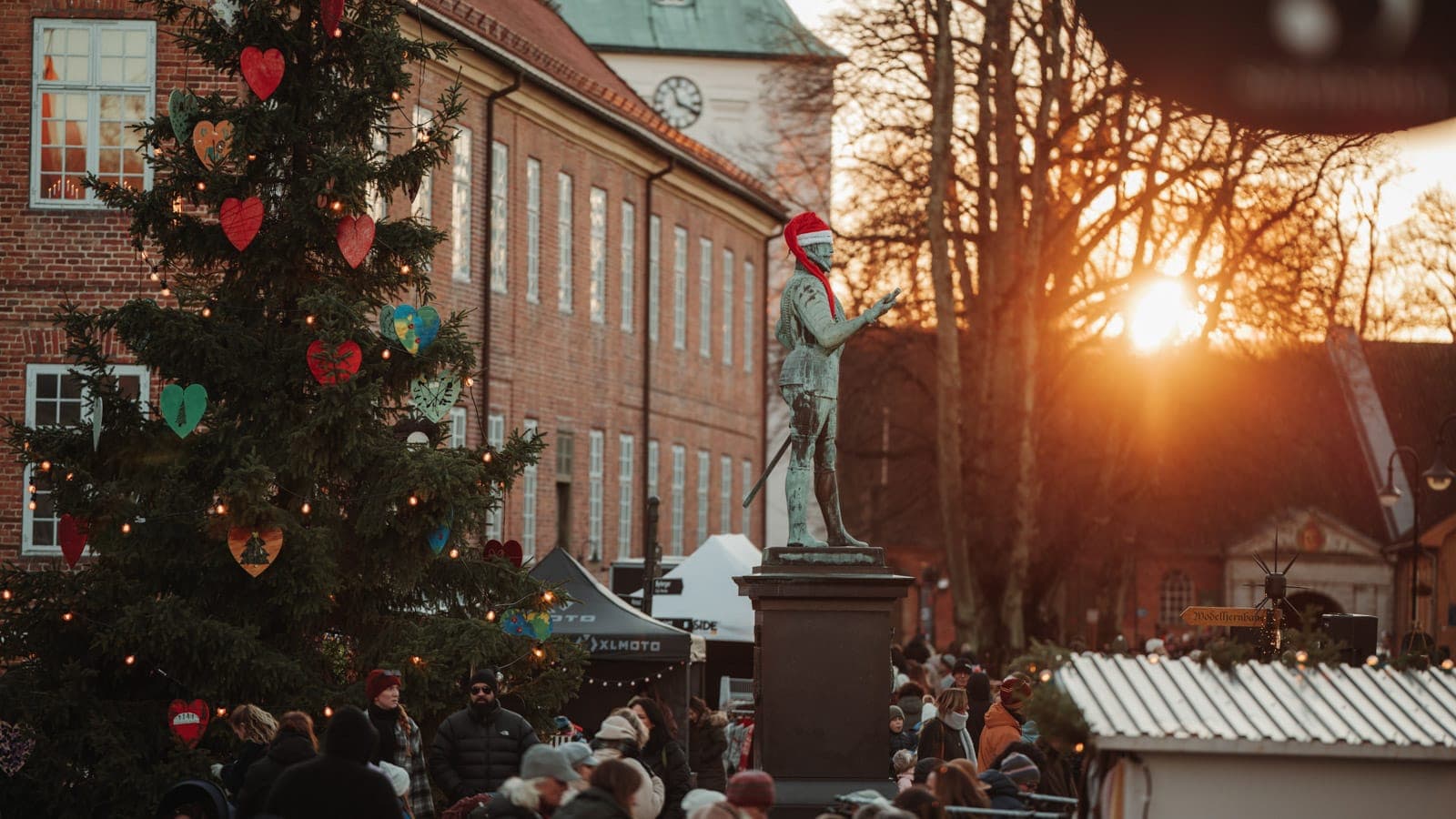 Statue med nisselue og stort juletre på torget i Gamlebyen Fredrikstad.