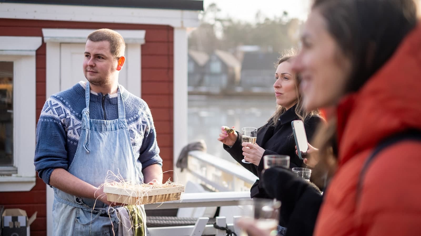 Servering av lokale østers fra Hvaler under arrangement ved sjøen i Fredrikstad – en smaksrik opplevelse med kortreist mat og maritim atmosfære.