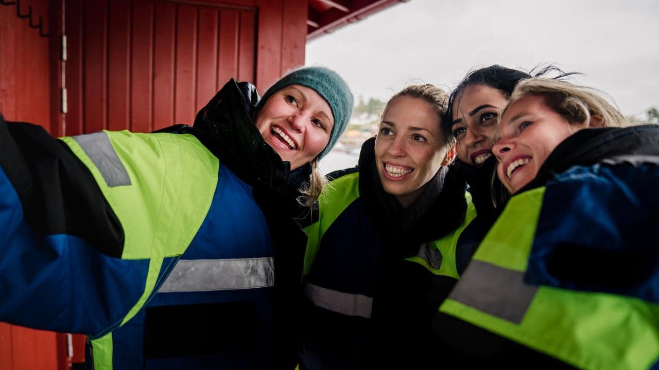 Fire venninner tar en selfie i RIB-dresser før tur på sjøen.