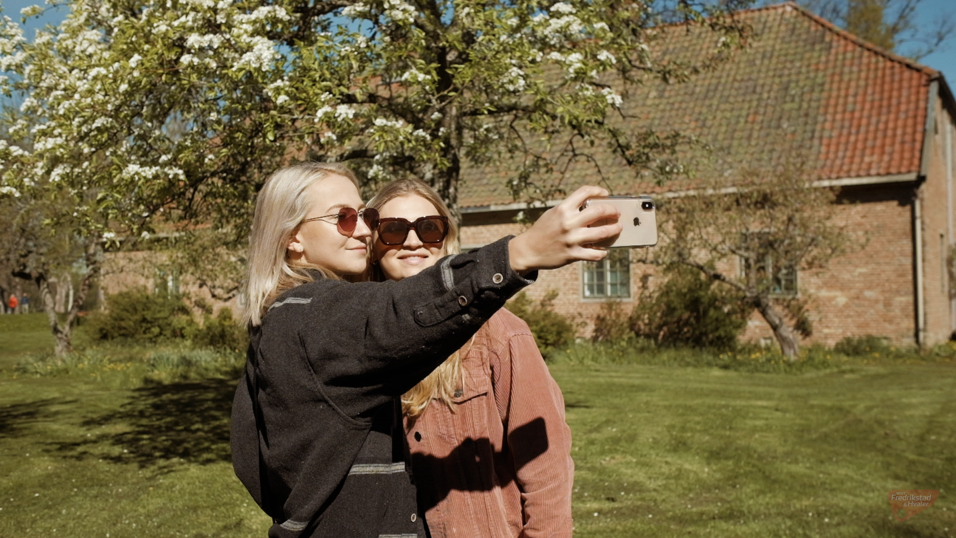 To venninner tar bilde av seg selv i Gamlebyen i Fredrikstad